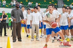 体育新闻-NBA球星杰伦·布朗到访广州与中学生互动|美国职业篮球联赛|华南师范大学附属中学|中新社|篮球|波士顿凯尔特人队_新浪体育_新浪新闻