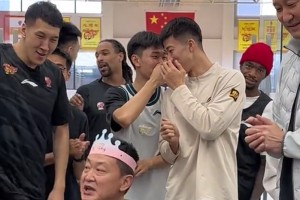 mk体育官方-广东为领队庆生！杜锋讲话并获高待遇，全员用力按蛋糕，奎因太坏